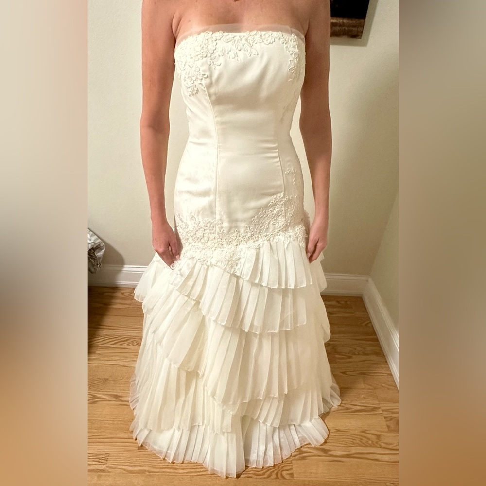 Vera Wang White Wedding Gown Size 4 Ivory - Picture 3 of 4